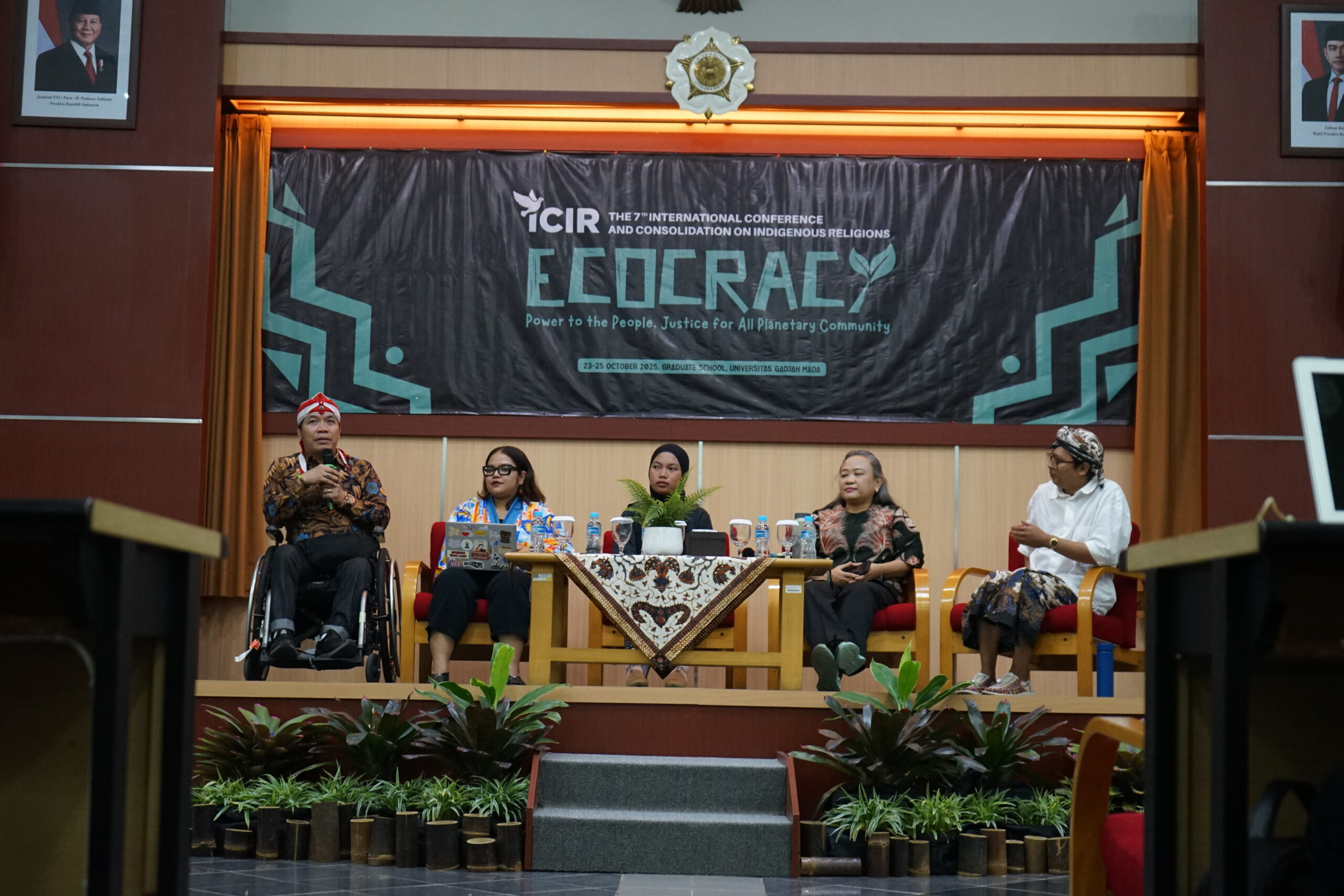Sesi pleno ketiga dari ICIR Conference membahas tentang narasi ketahanan perempuan adat dan komunitas disabilitas oleh para narasumber (kiri-kanan: Sunarman Sukamto dari PPRBM Solo, Yael Stefani Sinaga dari Kemitraan, Tati Rahmawati dari Forum Kawal, dan Chatarina Pancer dari Komnas Perempuan, serta moderator Makrus Ali dari ICIR).