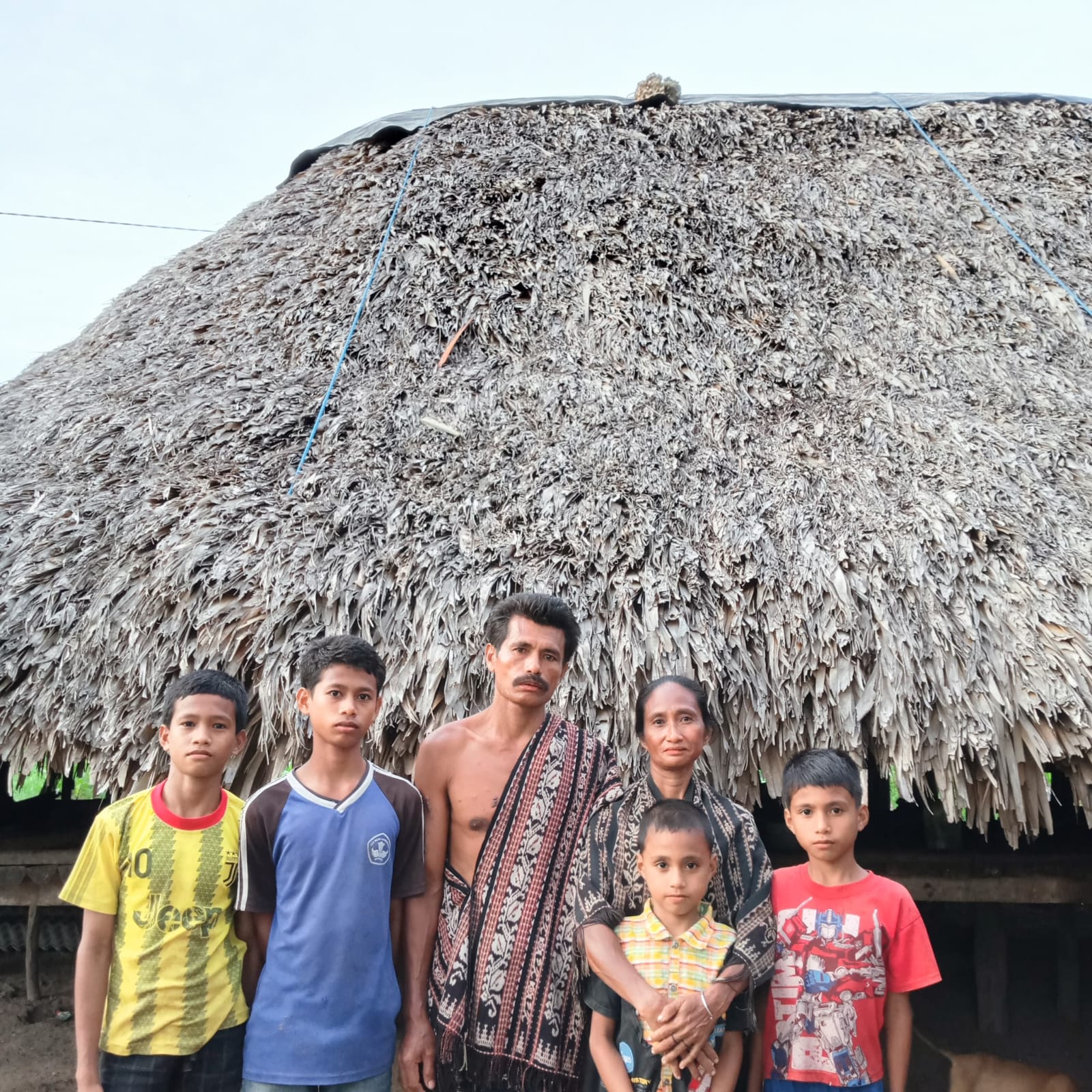 Bapak, Mama, dan saudara-saudara Nona.