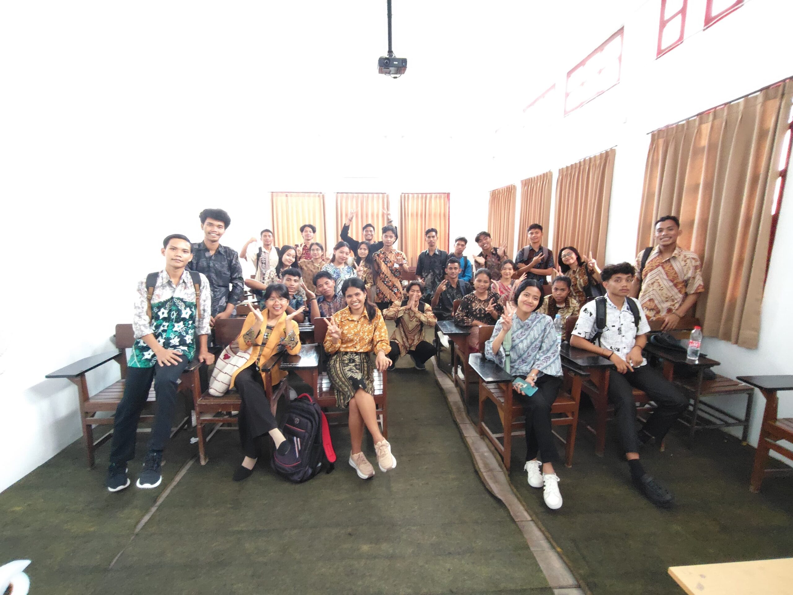 Nona di kelas bersama teman-teman satu angkatan.