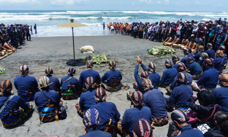 Foto: ndari Kusmintasih. Tradisi Labuhan Kraton Yogyakarta dilaksanakan di pantai Parangkusumo.
