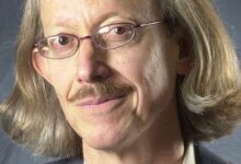 Foto: Dan Sears/UNC News Services. Arturo Escobar, cendekiawan penggagas pluriverse sebagai alternatif modernitas.