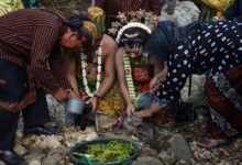 Foto Espos.id. The village elders are bathing the cat during the manten kucing ritual at Coban Kromo, Tulungagung, East Java