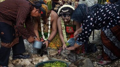 Foto Espos.id. The village elders are bathing the cat during the manten kucing ritual at Coban Kromo, Tulungagung, East Java