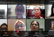Foto bersama kegiatan Sekolah Berbasis Online Puanhayati yang dihadiri oleh pelbagai pihak yang mendukung advokasi perlindungan perempuan penghayat kepercayaan.