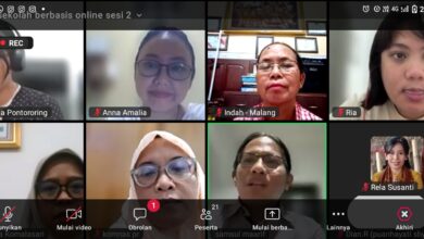Foto bersama kegiatan Sekolah Berbasis Online Puanhayati yang dihadiri oleh pelbagai pihak yang mendukung advokasi perlindungan perempuan penghayat kepercayaan.