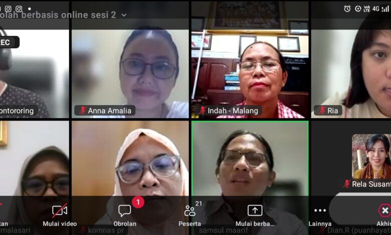 Foto bersama kegiatan Sekolah Berbasis Online Puanhayati yang dihadiri oleh pelbagai pihak yang mendukung advokasi perlindungan perempuan penghayat kepercayaan.