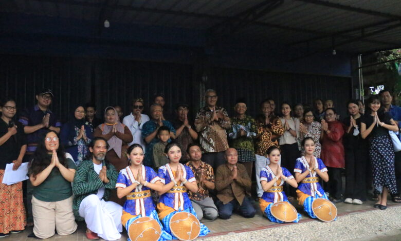 Foto Natasya Nikita N. Peserta dan penyelenggaran Sekolah Agama Leluhur Angkatan IV di sanggar Sri Tumuwuh.